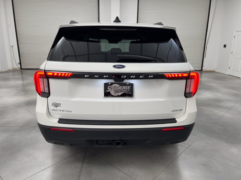 Used 2025 Ford Explorer Active AWD/4WD image 8