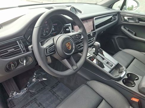 Used 2025 Porsche Macan image 4