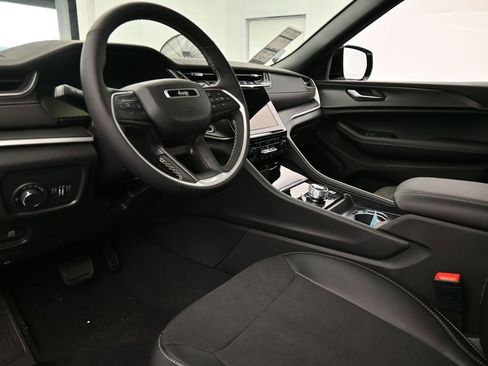 Used 2025 Jeep Grand Cherokee Altitude image 13