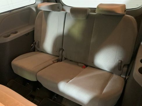 Used 2019 Toyota Sienna LE w/ LE Preferred Package image 32