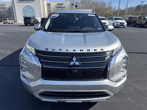 Used 2022 Mitsubishi Outlander SE image 2