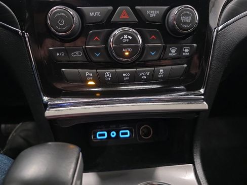 Used 2022 Jeep Grand Cherokee Limited AWD/4WD image 17