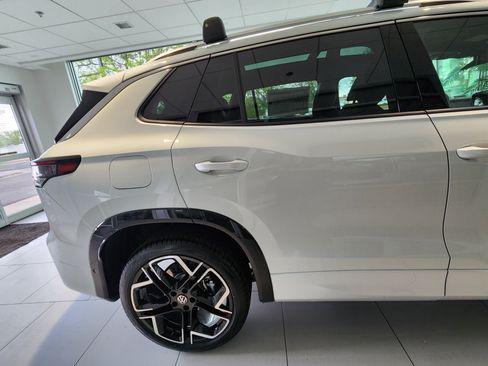 New 2026 Volkswagen Tiguan SEL R-Line AWD/4WD image 3