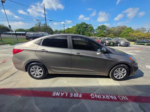Used 2013 Hyundai Accent GLS image 17