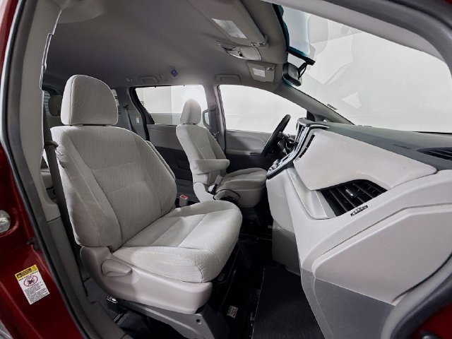 Used 2017 Toyota Sienna LE FWD image 23