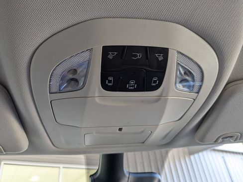 Used 2024 Chrysler Pacifica Touring-L FWD image 24