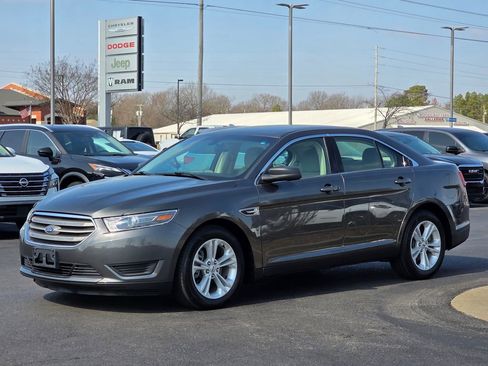 Used 2018 Ford Taurus SE image 2