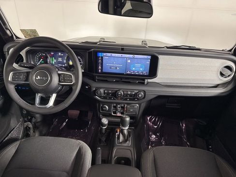 Used 2025 Jeep Wrangler Unlimited Sahara image 15