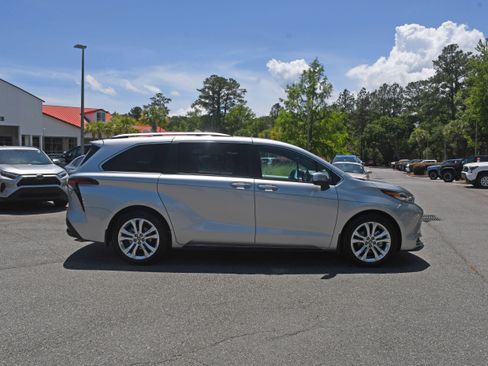 Certified 2023 Toyota Sienna Platinum FWD image 5