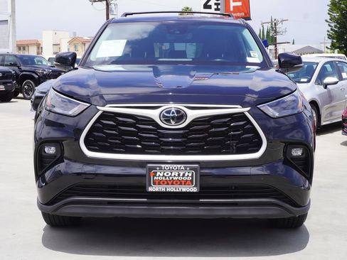 Used 2023 Toyota Highlander LE FWD image 3