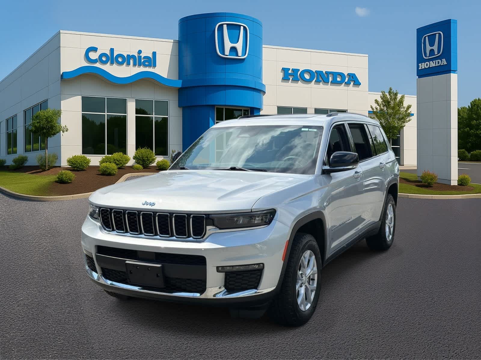 Used 2023 Jeep Grand Cherokee L Limited w/ Trailer Tow Group (B) AWD/4WD image 1