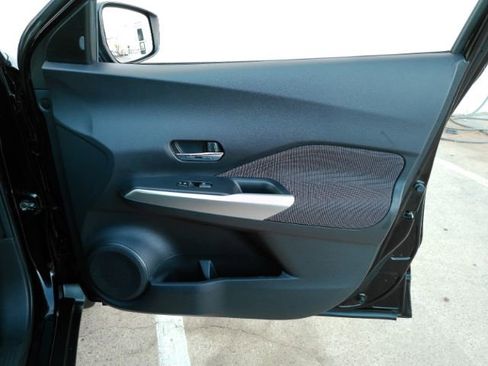 Used 2018 Nissan Kicks SV image 16