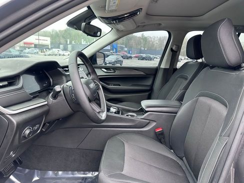 Used 2024 Jeep Grand Cherokee Laredo X AWD/4WD image 13