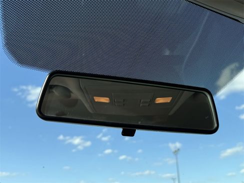 Used 2022 Volkswagen Taos SE image 18