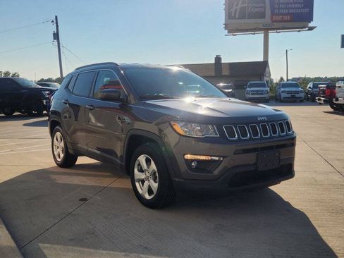 Used 2018 Jeep Compass Latitude w/ Popular Equipment Group FWD image 8