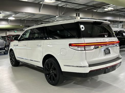 Used 2022 Lincoln Navigator L Reserve w/ Monochromatic Package AWD/4WD image 4