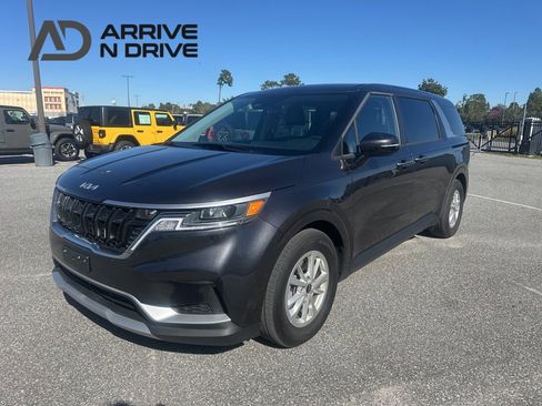 Used 2024 Kia Carnival LX image 1