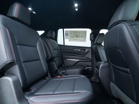 New 2025 Chevrolet Traverse Z71 w/ Enhanced Driving Package image 16