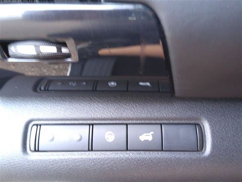 Used 2025 Nissan Pathfinder SV AWD/4WD image 18