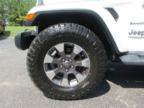 Used 2018 Jeep Wrangler Unlimited Sahara AWD/4WD image 23
