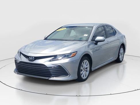 Used 2024 Toyota Camry LE image 3