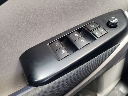 Used 2018 Toyota Highlander LE FWD image 27