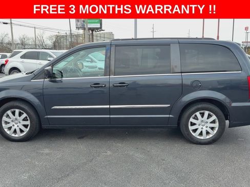 Used 2014 Chrysler Town & Country Touring image 5