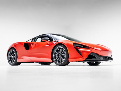 Used 2024 McLaren Artura RWD image 10