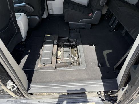 Used 2016 Dodge Grand Caravan SXT FWD image 14