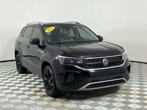 Used 2023 Volkswagen Taos SE w/ Black Wheel Package FWD image 3