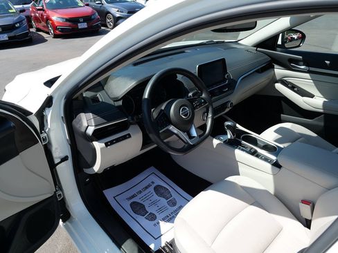 Used 2020 Nissan Altima 2.5 SV FWD image 9