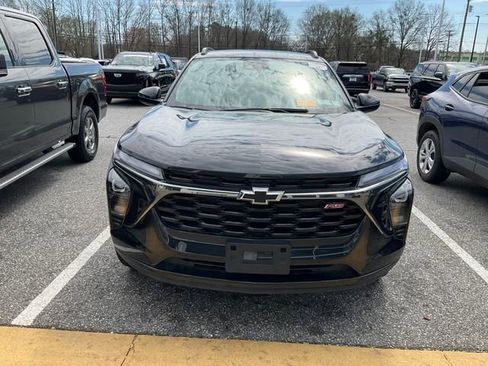 Used 2024 Chevrolet Trax RS w/ Driver Confidence Package image 2