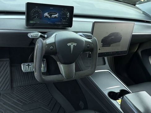 Used 2022 Tesla Model Y Long Range image 18