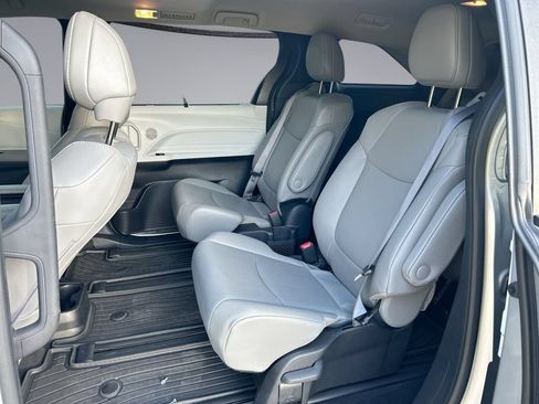 Used 2025 Toyota Sienna XLE FWD image 31