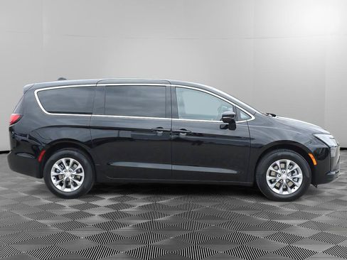 New 2027 Chrysler Pacifica Select AWD/4WD image 8