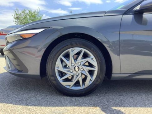 Used 2024 Hyundai Elantra Blue image 38