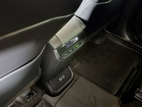 Used 2023 Toyota Highlander XLE AWD/4WD image 23