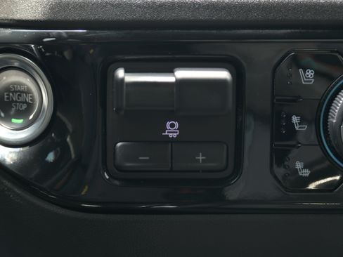 Used 2025 Chevrolet Silverado 2500 ZR2 w/ Technology Package AWD/4WD image 30