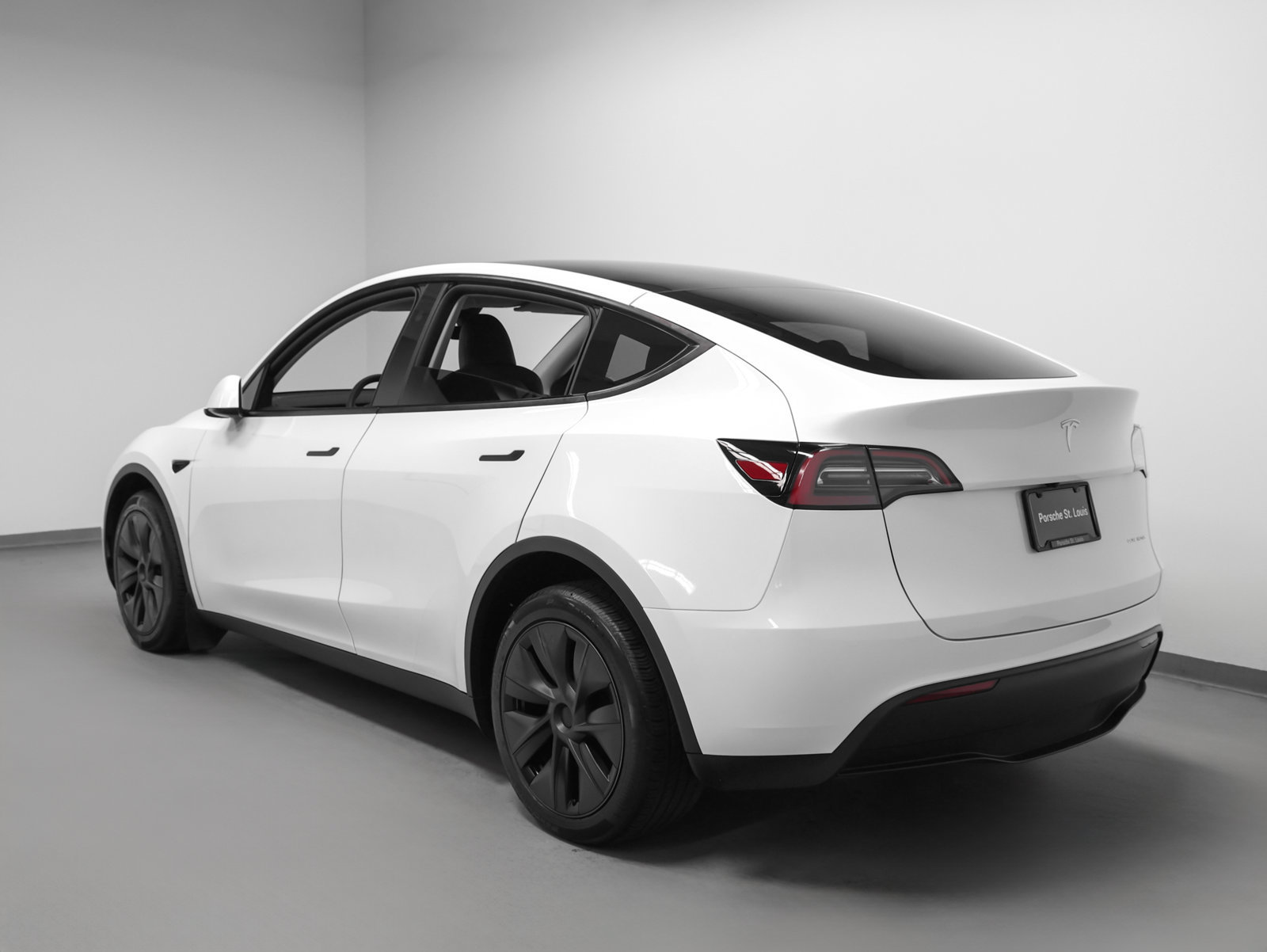 Used 2024 Tesla Model Y Long Range AWD/4WD image 3