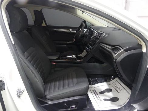 Used 2017 Ford Fusion SE w/ Fusion SE Technology Package image 26