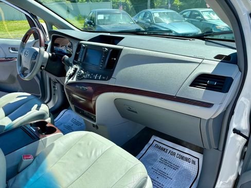Used 2013 Toyota Sienna Limited w/ Premium Pkg FWD image 33