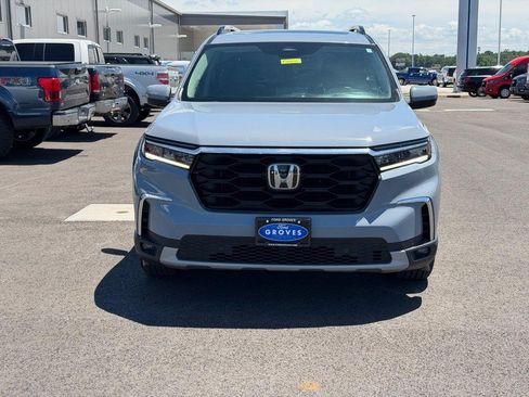 Used 2025 Honda Pilot Touring image 2