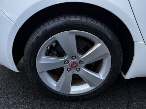 Used 2017 Jaguar XF image 39