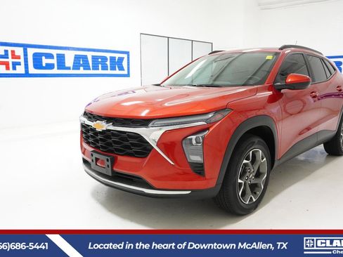 Used 2024 Chevrolet Trax LT w/ Driver Confidence Package FWD image 1