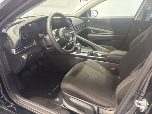 Used 2025 Hyundai Elantra SEL image 12