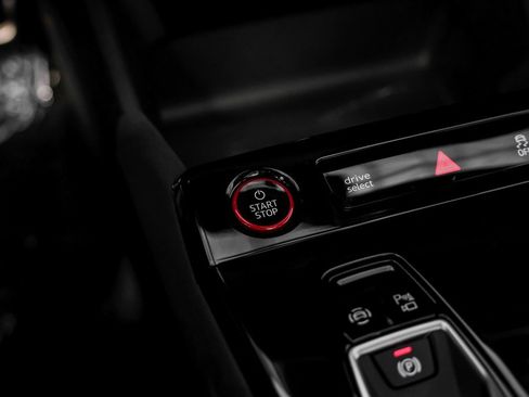 Used 2025 Audi SQ6 e-tron Premium w/ Convenience Package image 22