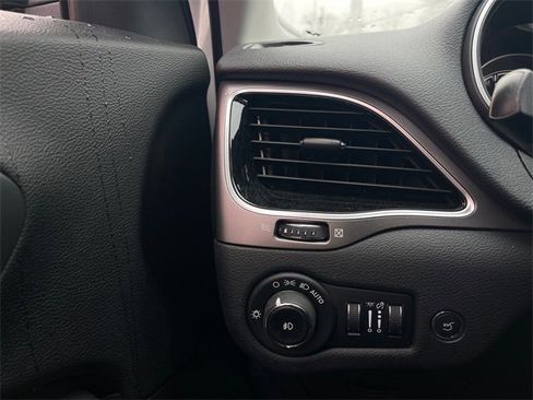 Used 2020 Jeep Cherokee Limited w/ Technology Group image 20