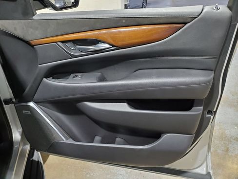 Used 2018 Cadillac Escalade Luxury RWD image 16