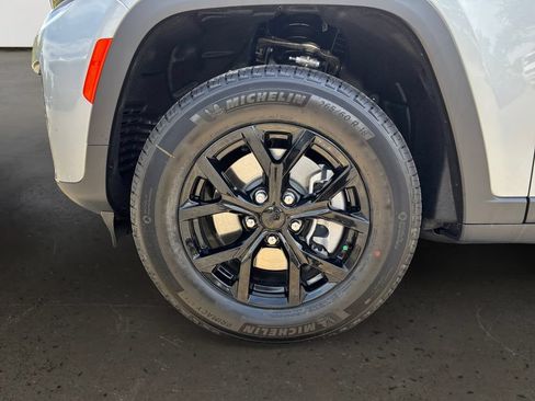 New 2026 Jeep Grand Cherokee L 4WD image 10
