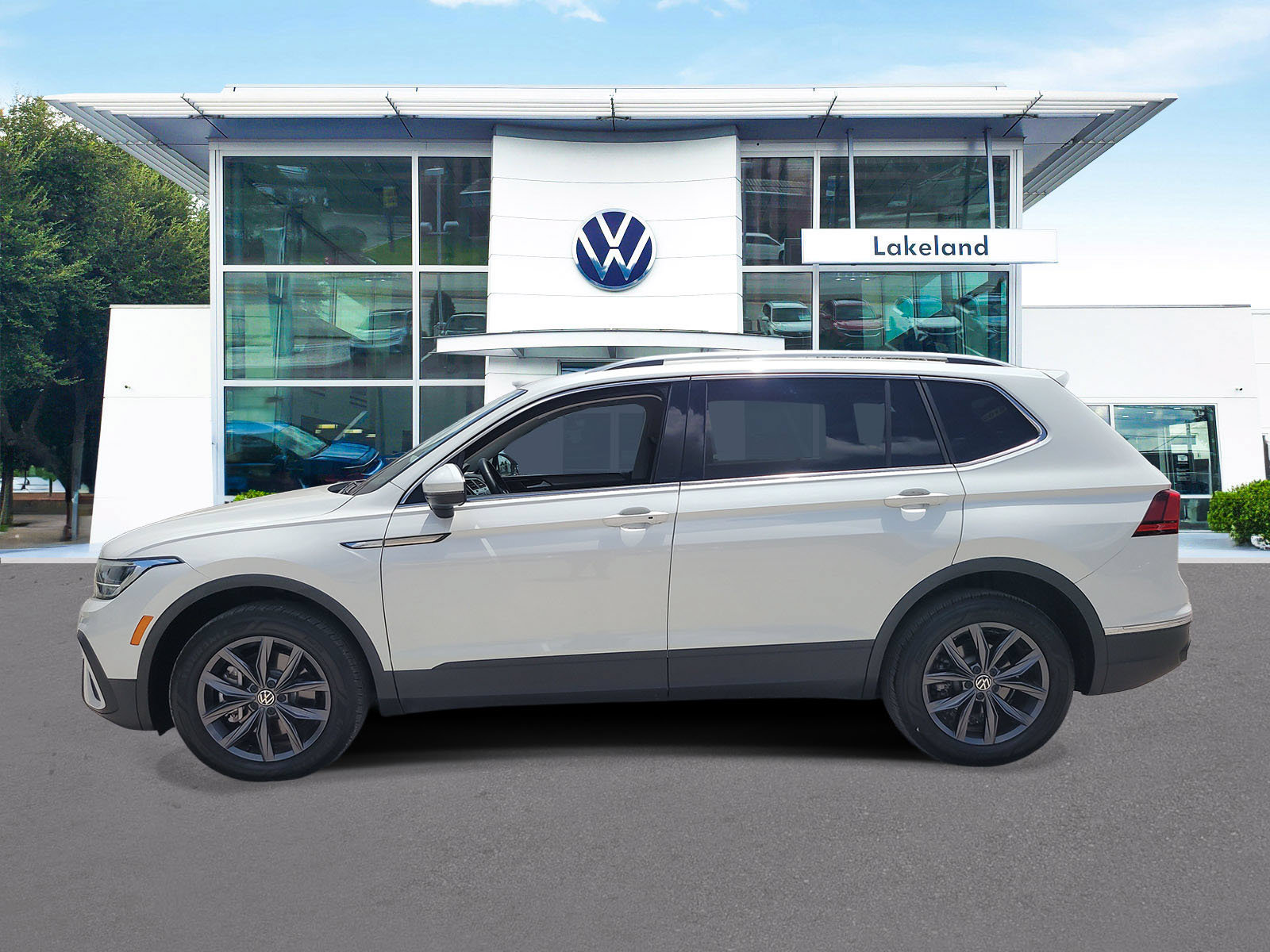 Used 2023 Volkswagen Tiguan SE FWD image 5